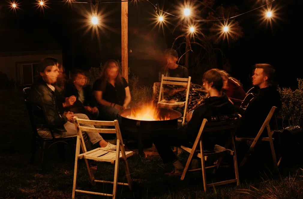 Soirée feu de camp entre amis