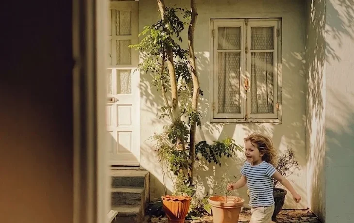 Enfant jouant dans un jardin, lumière dorée