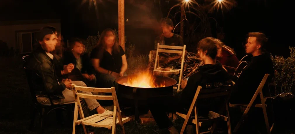 Soirée feu de camp entre amis, guirlandes lumineuses