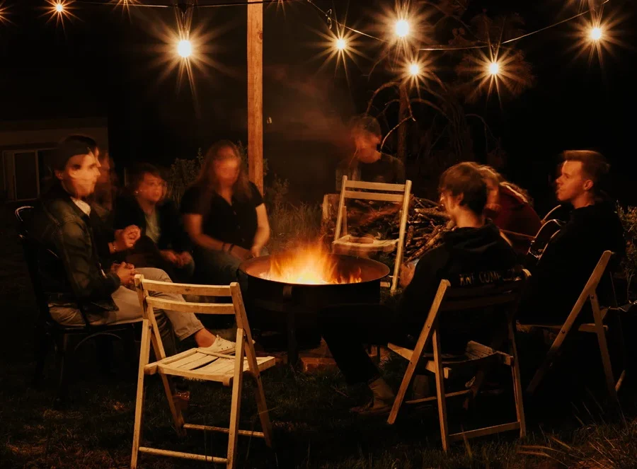 Soirée feu de camp entre amis, guirlandes lumineuses