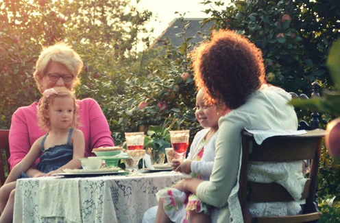Goûter en famille sous les arbres